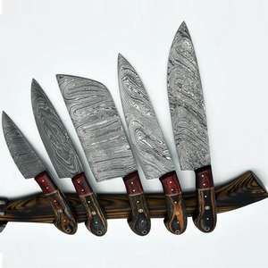 Couteau de cuisine et couteau d'extérieur faits à la main en acier Damas avec manche en bois - Product Image 1