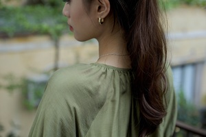 Blusa elegante de manga corta para mujer Top corto relajado con cuello redondo, elaborado con una lujosa mezcla de 50% de seda y 50% de lino. - Product Image 4