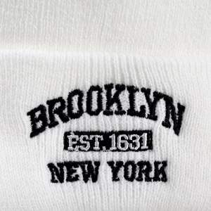 Gorros de punto acanalados con diseño de letras y parche de logotipo personalizado al por mayor, gorros de calavera con dobladillo de tela de algodón duradera, accesorios de invierno con lazos de puntos - Product Image 5