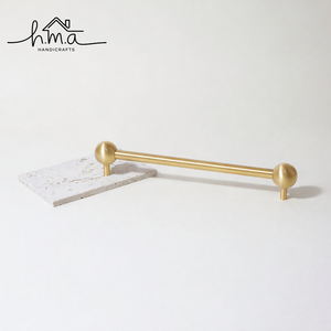 Poignée de meuble moderne en acrylique transparent avec supports en laiton, poignée de tiroir minimaliste, poignée de luxe pour armoire de cuisine et penderie - Product Image 3