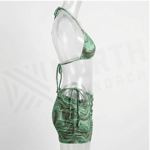 Ensemble de yoga 2 pièces imprimé papillon bleu avec finition dorée, body à col en V profond et jupe portefeuille longueur genou - Product Image 3