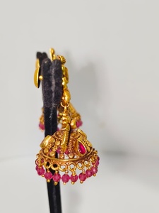 Pendientes Jhumka Antiguos de Oro Sólido de 22k, Hechos a Mano con Motivo de Lakshmi, Esmeraldas Verdes y Perlas Naturales para Boda - Product Image 3