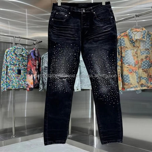 Jean slim homme taille mi-haute de haute qualité, déchiré, en denim bleu délavé avec autocollants, pour le printemps et l'automne - Stock - Product Image 4