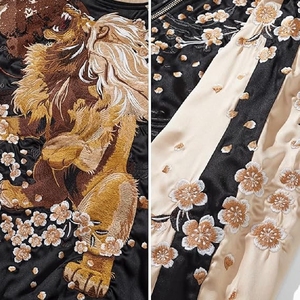 แจ็คเก็ตวาร์ซิตี้ผ้าซาตินแบบใหม่ปี 2026 จากสหรัฐอเมริกา รับสกรีนโลโก้ แจ็คเก็ตบอมเบอร์ผู้ชาย เสื้อผ้ากีฬาสุดเท่ห์ พรีเมียม ขายส่งราคาพิเศษ - Product Image 5