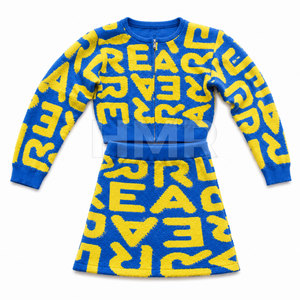 Ensemble haut court et mini-jupe tricotés avec imprimé lettres bleu et jaune HMR Sisterhood Sorority, manches longues, col rond, fermeture éclair - Product Image 5
