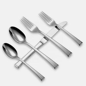 Cadeau de mariage ou de pendaison de crémaillère, vaisselle élégante, passe au lave-vaisselle, comprenant une fourchette, une cuillère, un couteau, plaqué argent - Product Image 1