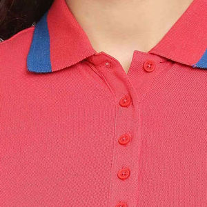 เสื้อโปโลแขนสั้นสีแดงสำหรับผู้หญิง คอปกตัดสี กระดุมผ่าหน้า ผ้าฝ้ายปิเก้ สไตล์ลำลอง - Product Image 4