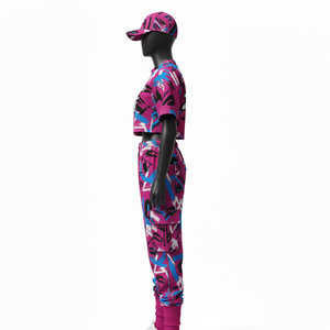 Conjunto de mujer de alta calidad en algodón, poliéster y spandex, con camiseta corta y pantalones deportivos en rosa y azul, estampado urbano, sublimación y logotipo personalizado. - Product Image 4