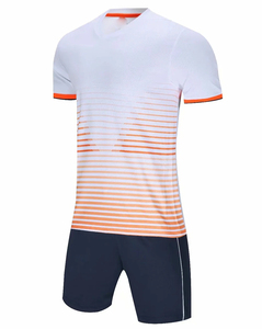 ชุดเสื้อฟุตบอลผู้ชายลายทางแบบสั่งทำ OEM พร้อมกางเกงขาสั้น คอวี ระบายเหงื่อได้ดี ทรงสปอร์ต เหมาะสำหรับฤดูร้อน - Product Image 2