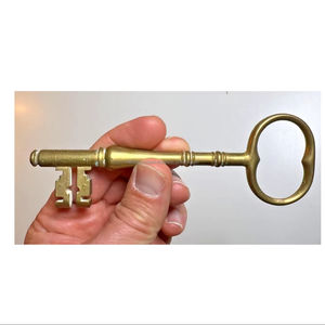 Llavero de Campana de Latón Vintage, Llave de Esqueleto, Metal Sólido, Acabado Antiguo, Estilo Náutico, Ligero, de Alta Calidad, Personalizable - Product Image 1