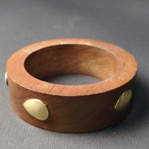 กำไลข้อมือไม้ลายธรรมชาติแบบลึก พร้อมตกแต่งด้วยทองเหลืองรูปหยดน้ำ งานฝีมือแบบดั้งเดิมสไตล์อินเดีย เครื่องประดับไม้ แฟชั่นที่ยั่งยืน - Product Image 2