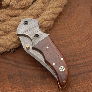 Couteau pliant de camping artisanal de qualité industrielle en acier Damas avec manche en bois et étui en cuir - Product Image 3
