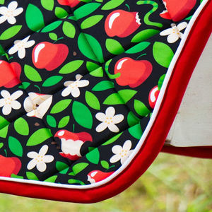 Tapis de selle tout usage avec motif cerise, bordure rouge et doublure en polaire pour l'équitation - Product Image 2