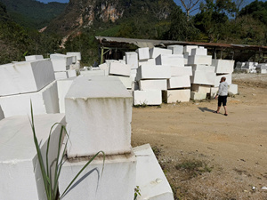 Bloc de marbre blanc brut du Vietnam, directement de la carrière, grande taille, pierre naturelle pour la découpe en dalles et carreaux, design moderne, usage extérieur pour villa - Product Image 3
