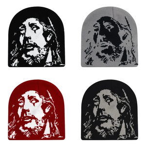 Gorro de invierno personalizado de punto grueso con diseño gráfico de retrato jacquard, estilo streetwear, fabricado por un fabricante de prendas de vestir. - Product Image 4