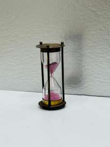 Reloj de Arena de 4'' de Latón Macizo con Acabado Antiguo, Diseño 3D de Ángel Animal |   Pie Decorativo Vintage para Mesa de Graduación - Product Image 2