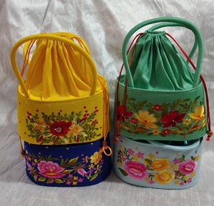 Sacs Potli floraux faits à la main : une fusion vibrante d'élégance traditionnelle et de style contemporain pour les occasions festives - Product Image 2
