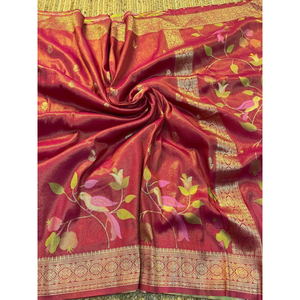 Sari en soie rouge de luxe avec bordure en zari doré et imprimé floral pour femmes - Product Image 1