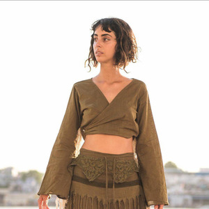 Haut court en coton et lin vert olive fait main pour femme, décontracté, col en V, chemisier d'été tendance, longueur courte - Product Image 1