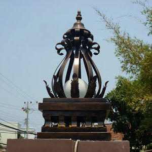 Applique murale gothique en fer forgé à sommet pointu, design détaillé pour un éclairage spectaculaire dans un couloir ou une église - Product Image 1