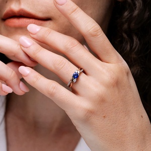 แหวนทองคำแท้ 14K ประดับไพลินธรรมชาติทรงกลมเจียระไนแบบ Prong Set ขายดีประจำปี 2026 ประดับเพชรแบบ Pave บนวงแหวนลายเกลียว สำหรับเป็นแหวนหมั้น - Product Image 5