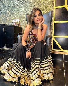 Conjunto de Kurti y Lehenga de Algodón Muslin Negro de Diseño, Lehenga Tradicional Gujarati Bordada para Fiesta de Navratri, Secado Rápido - Product Image 5
