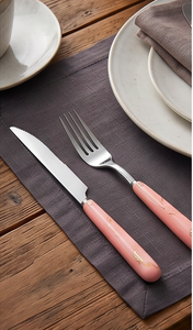 Ensemble de couverts modernes en acier inoxydable avec manches en marbre rose, compatibles lave-vaisselle, pour les tables de mariage - Product Image 2