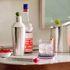 Shaker à cocktails en argent martelé avec une figurine d'olive amusante au sommet, design unique qui apporte un style amusant à chaque boisson que vous préparez - Product Image 5