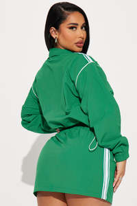 Ensemble sportif décontracté deux pièces pour femme : coupe-vent court vert à capuche et short, fermeture éclair, manches longues, taille élastique - Product Image 2