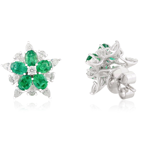 Boucles d'oreilles clous en or 18 carats style Art Nouveau avec diamant taille émeraude et fleur de perle - Product Image 3