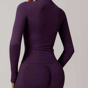 Ensemble de yoga pour femme en polyester élasthanne respirant, taille élastique, couleur unie, avec logo frontal, personnalisable, du meilleur fabricant, vêtements de sport écologiques - Product Image 2