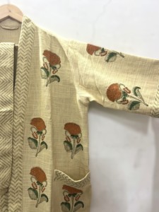 เสื้อคลุมผ้าฝ้ายพิมพ์ลายด้วยมือ TNT สำหรับผู้หญิง – เสื้อคลุมอาบน้ำคิโมโนลายดอกไม้สไตล์อินเดีย ทำด้วยมือ พร้อมเข็มขัดผูกด้านหน้า เหมาะสำหรับพักผ่อนและรีสอร์ท - Product Image 5