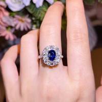Bague de luxe en saphir bleu royal non chauffé de 2,05 ct, pierre centrale taille coussin, monture en or 18 carats incrustée de 35 diamants brillants