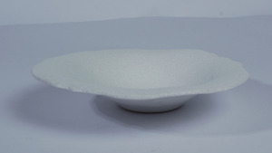 Assiette en céramique blanche abstraite festonnée 20 cm, finition craquelée, design Wabi-Sabi, non toxique, compatible lave-vaisselle, écologique, vente en gros - Product Image 3