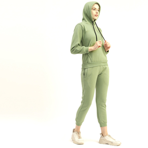 Ensemble de jogging d'hiver de haute qualité pour femmes, comprenant un sweat à capuche oversize à manches longues et épaules tombantes avec poches, et un pantalon de survêtement. - Product Image 3