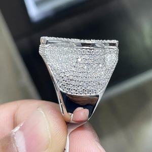 Anillo de cóctel de moissanita VVS para hombre, con engaste cruzado pavé, corte baguette, estilo hip-hop, para uso diario - Product Image 5