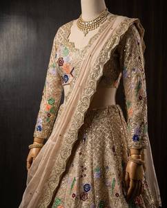 Lehenga Choli de Lujo en Color Dorado Champán, con Lentejuelas Zari, Bordado Floral Multicolor, Traje de Novia Indio, Ghagra Choli Pak - Product Image 3