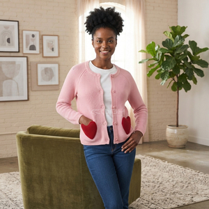 Cardigan en tricot rose Cosh International Sisterhood Sorority avec poches en forme de cœur rouge, col rond, manches longues, style décontracté - Product Image 4