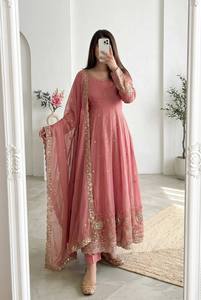 ชุดเดรสยาวแบบ Anarkali ดีไซน์คลาสสิก พร้อมงานปักและประดับเลื่อม ผ้าพิมพ์ลาย - Product Image 1