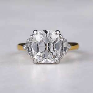 Anillo de compromiso de diamante cultivado en laboratorio con corte cojín premium y diamantes laterales de media luna, en oro amarillo de 10K/14K/18K, joyería nupcial para ella. - Product Image 1