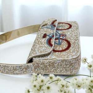 Sac à main artisanal indien de luxe, accessoire de mode décontracté et durable, avec poignée baguette colorée et assortiment de perles en verre - Product Image 1