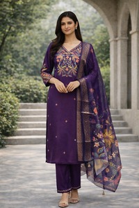 Ensemble Kurta et pantalon 3 pièces en coton et soie pour femme, brodé, avec dupatta jacquard à imprimé numérique scintillant - Product Image 3