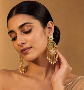 Pendientes de novia con perlas Kundan chapados en oro verde esmeralda, joyería india para boda, largos y colgantes. - Product Image 1