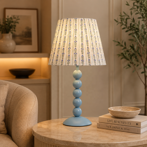 Lampe de table en métal Bluebell Pearl avec abat-jour imprimé floral, construction en fer durable, éclairage d'ambiance doux pour les maisons élégantes - Product Image 1