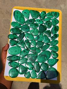 Pierre précieuse de malachite naturelle de qualité supérieure avec bandes vertes pour la fabrication de bijoux, perles, cabochons et artisanat, disponible à la vente - Product Image 5