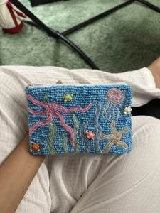 Monedero de Lujo Hecho a Mano con Cuentas y Bordado Floral Intrincado con Acabado Elegante - Product Image 1