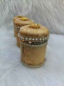 Boîte à laddu en tissu Banarasi avec travail Gota |   Boîte de cadeaux et de fruits secs pour mariage, Haldi, Mehendi, Sangeet, Nikah |   Boîte Shagun - Product Image 4
