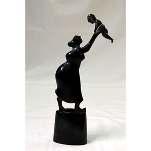 Escultura Artesanal Moderna de Madre e Hijo en Cuerno, Decoración Ecológica para Mesa de Sala de Estar, Estilo Orissa - Product Image 1