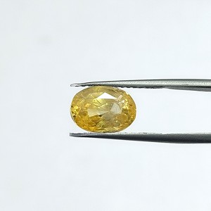 พลอยแซฟไฟร์สีเหลืองทรงรีธรรมชาติ 6.33 กะรัต จากศรีลังกา สำหรับทำเครื่องประดับและแหวน รุ่น YSON-131 - Product Image 1