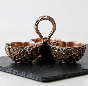 Portafrutos Antiguo de Cobre con Tres Compartimentos, Asas de Cisne y Diseño Floral de Hojas - Product Image 3